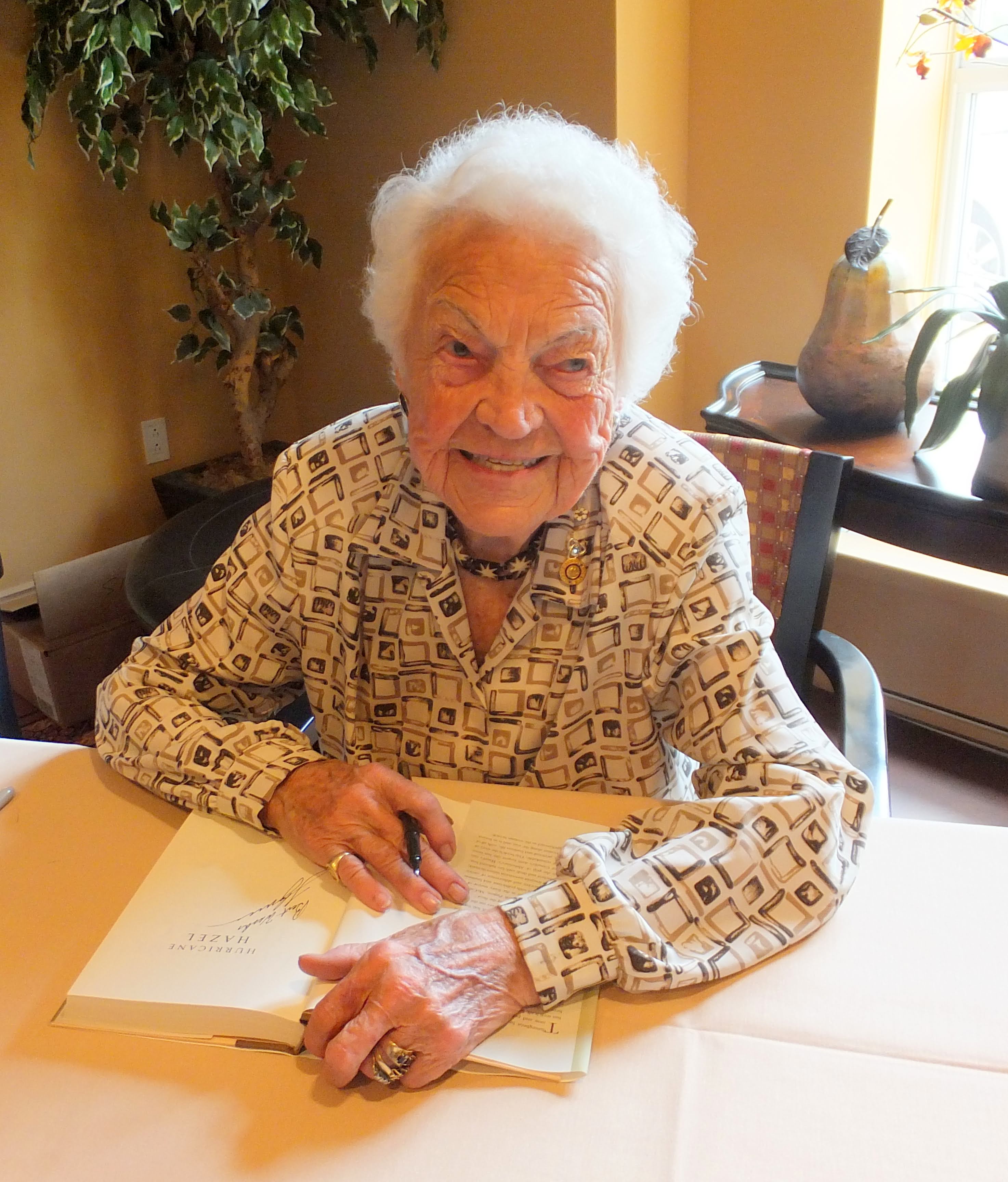 Hazel McCallion Signs Book Palisades 9 Jun 2015 Photo by I Lee